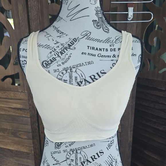 Elegant Cream Sports Bra - Picture 1 of 3
